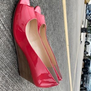 Brand new coral wedges